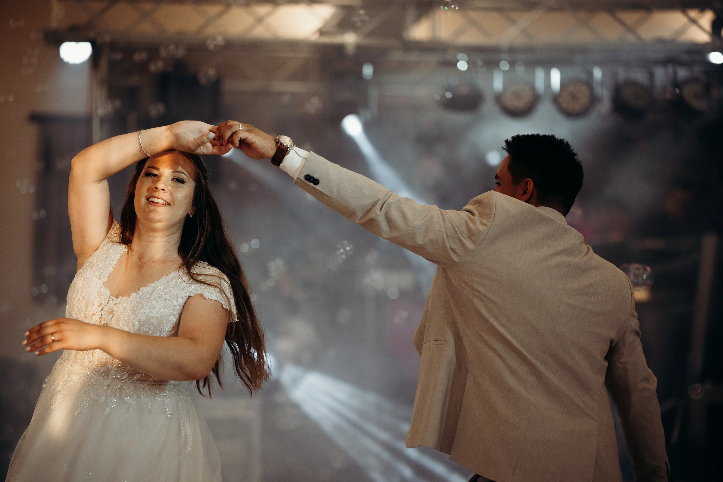 Mladenci plešu na svadbenoj proslavi