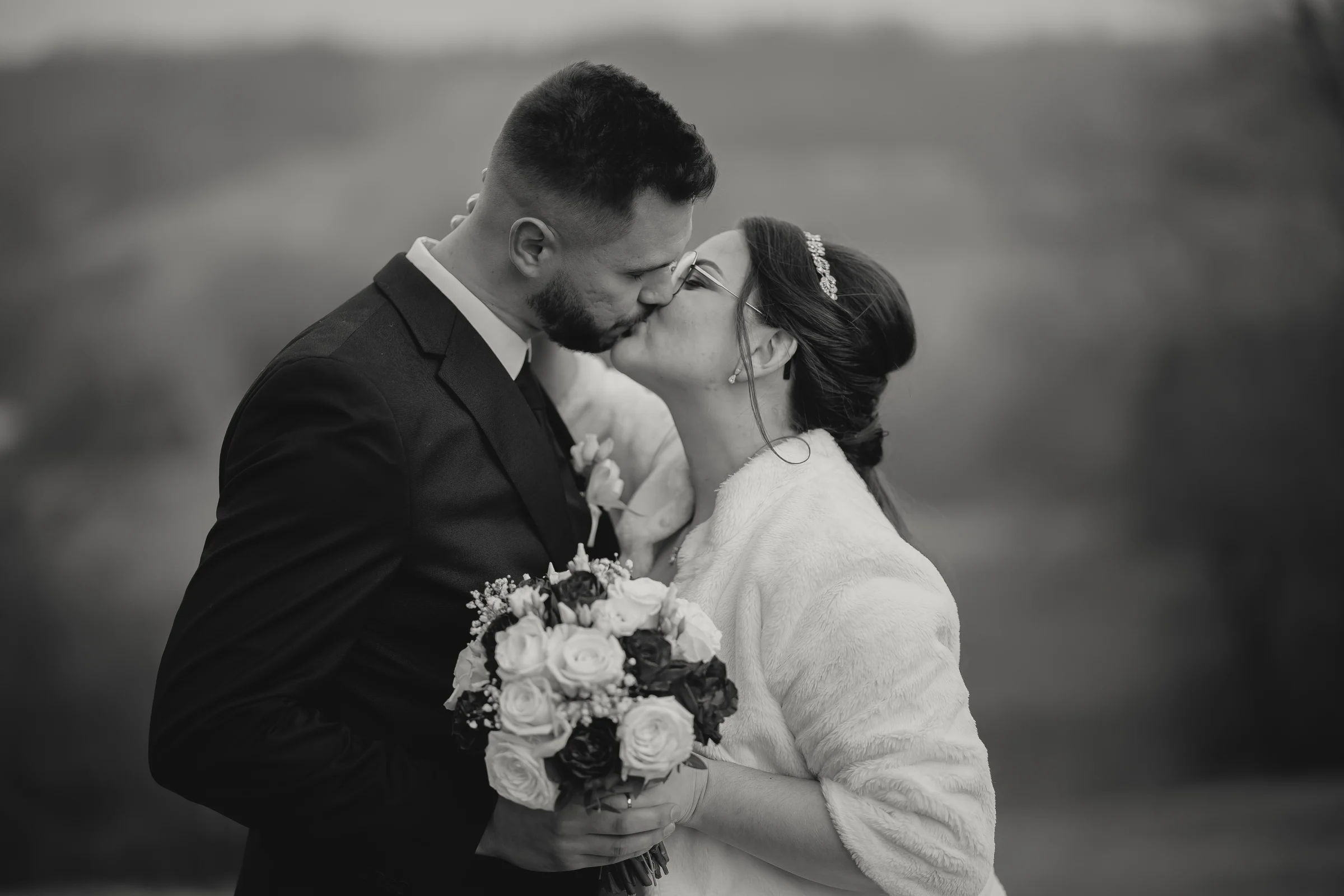 Mladenci u nježnom trenutku tijekom fotografiranja